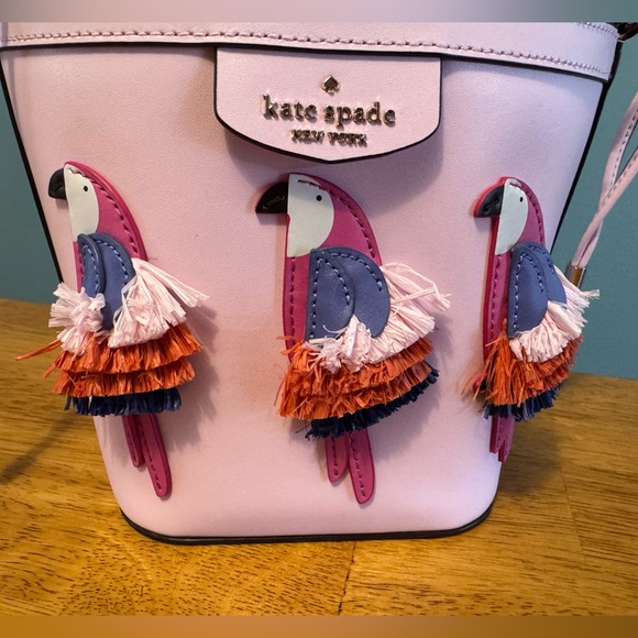 Kate Spade Pippa Flock Party Parrot Small Bucket Crossbody Bag Light Pink - Picture 4 of 5